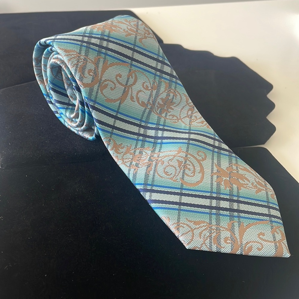 NWOT Steve Harvey Celebrity Edition Blue Design Striped Tie